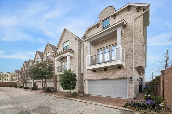 $580,000 | 8417 Water Oak Pass Drive, Houston, TX 77055