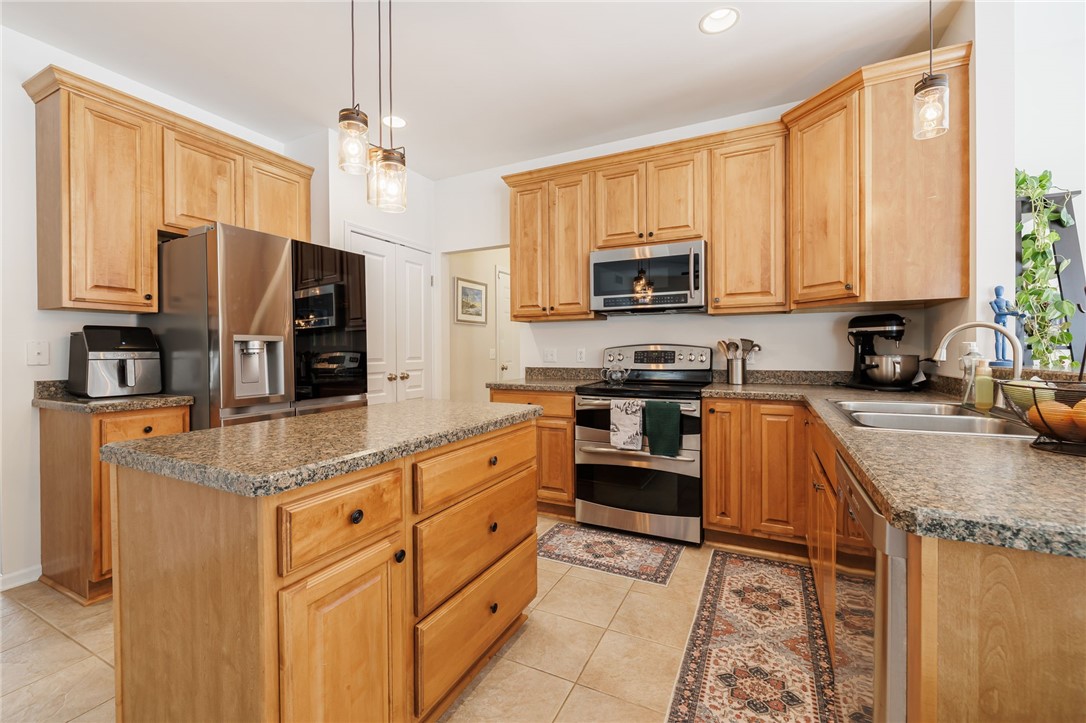 643 Kayloc Circle Webster, NY 14580 - Photo 9 of 33