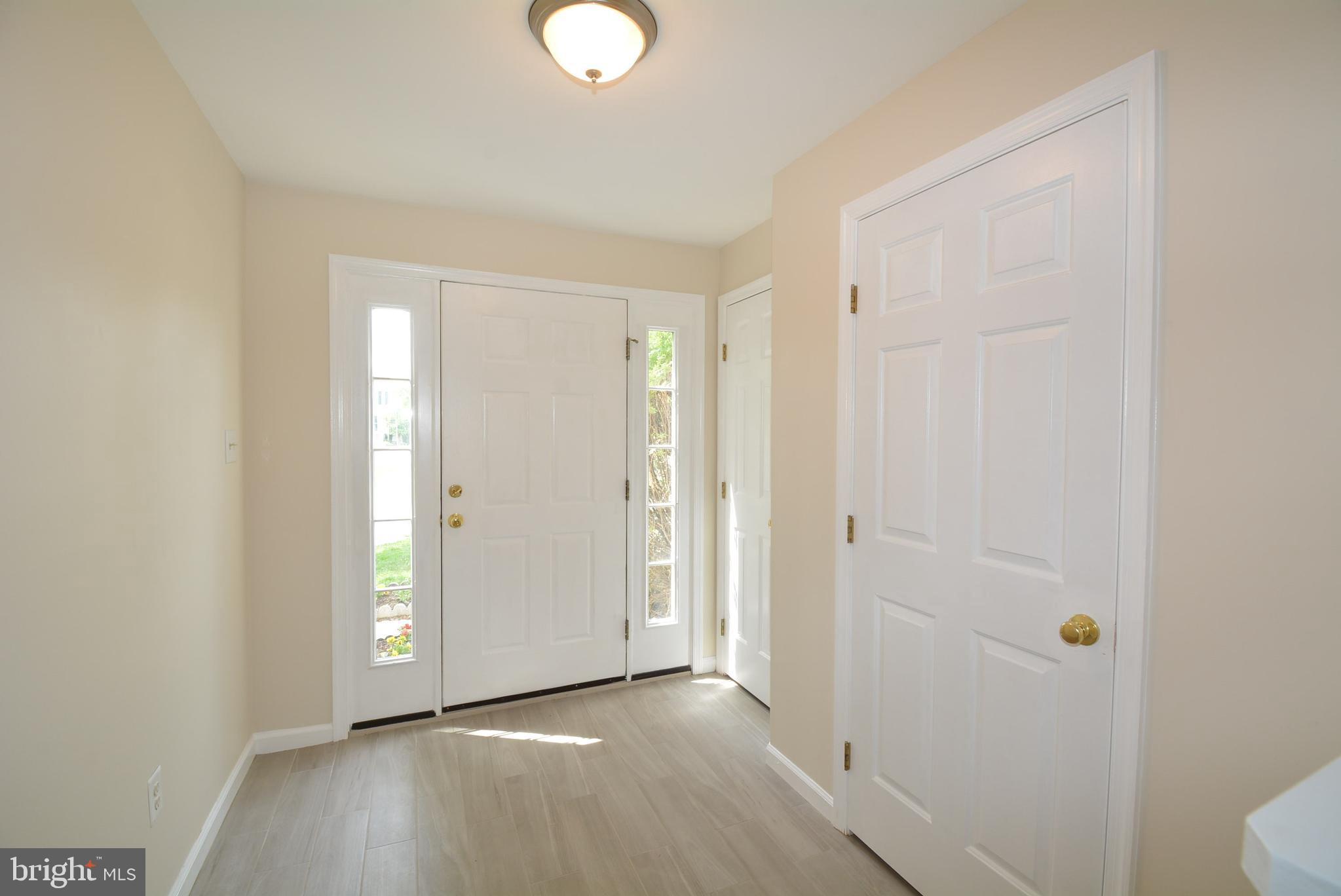 PORCELAIN TILE ENTRANCE  FOYER