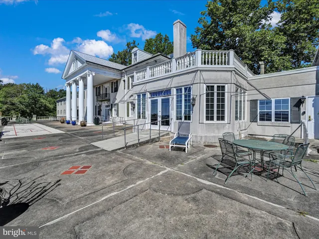 a view of entryway with a window