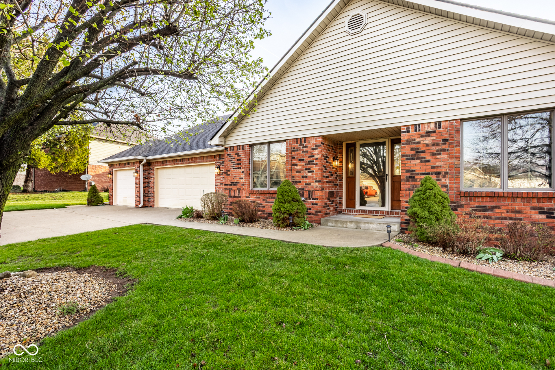 7025 Hunters Ridge Drive Plainfield, IN 46168 - Photo 4 of 35