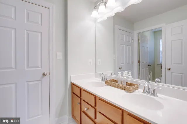 $915,000 | 25184 Crested Wheat Drive, Aldie, VA 20105