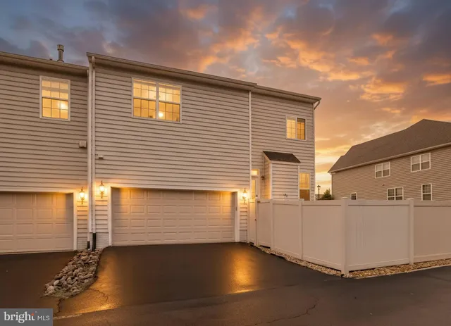 $915,000 | 25184 Crested Wheat Drive, Aldie, VA 20105