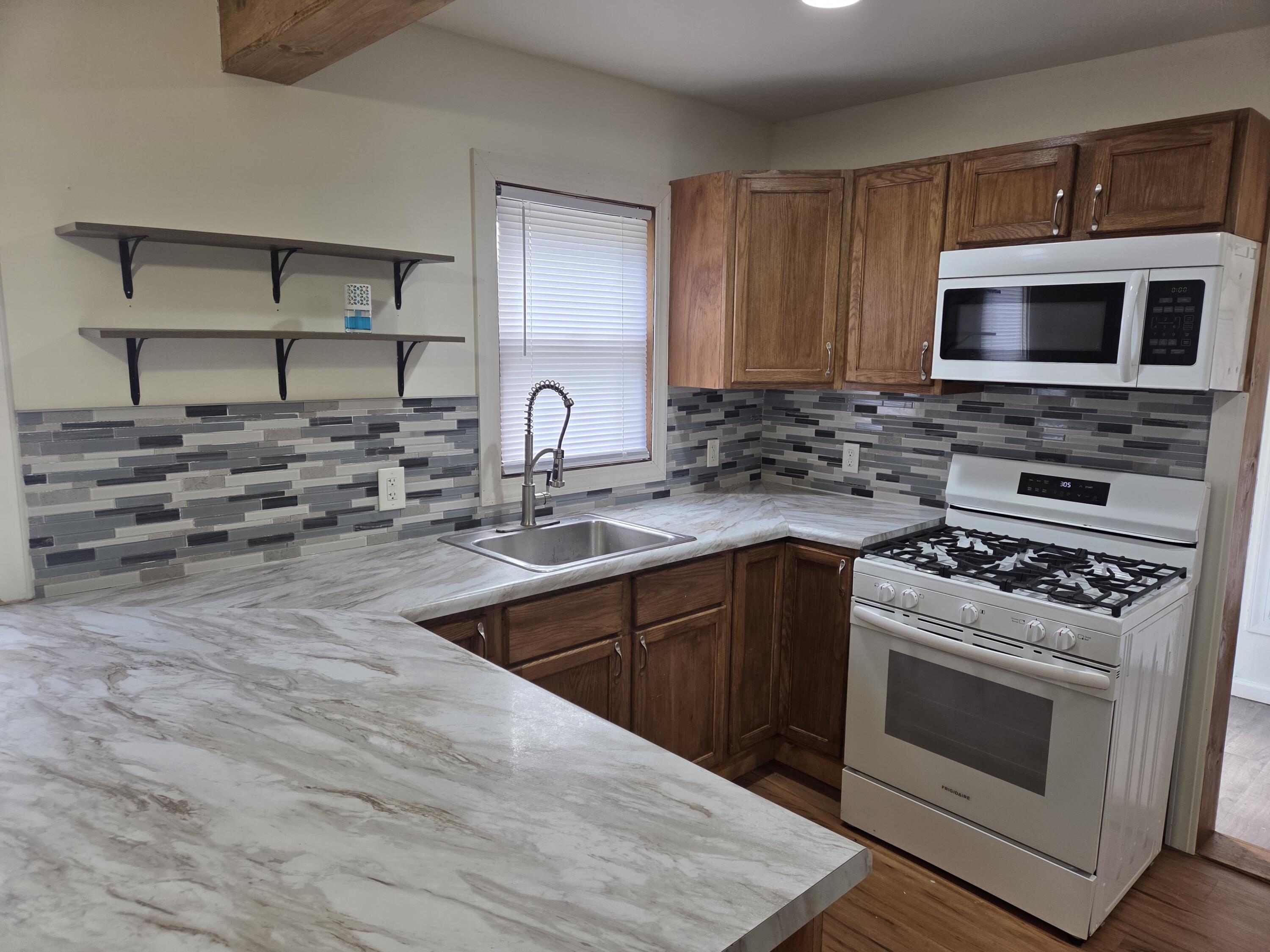 1122 Cleveland Street Beloit, WI 53511 - Photo 9 of 23 Nice Backsplash