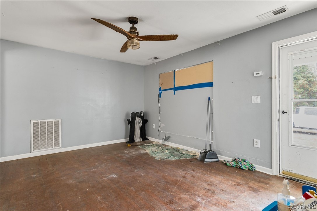 2949 Broadstreet Road Gum Spring, VA 23065 - Photo 5 of 21 a view of a livingroom with a ceiling fan and window