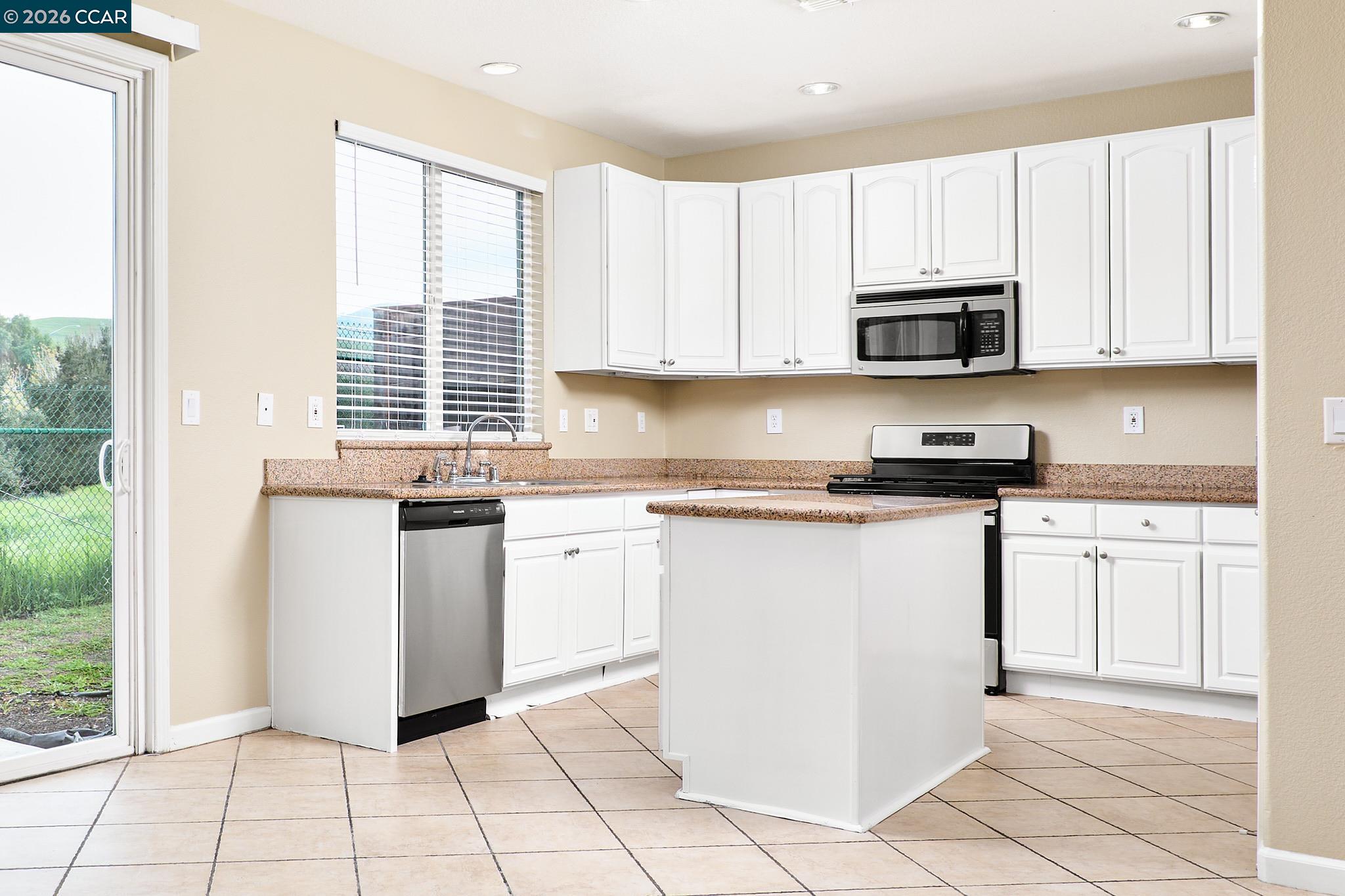 3999 Moller Ranch Way Antioch, CA 94509 - Photo 3 of 33