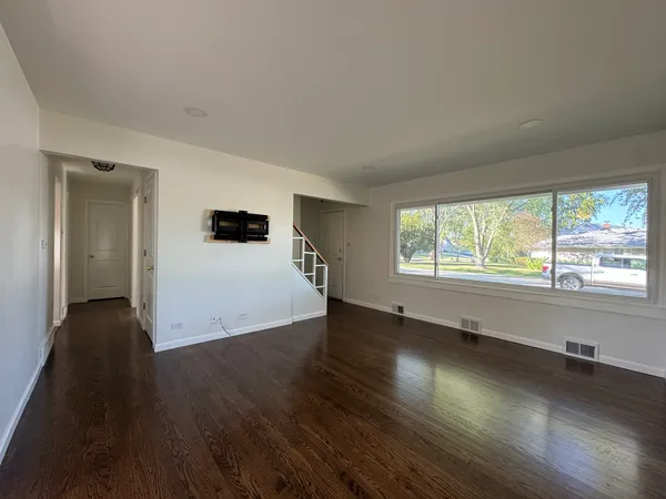 $3,200 | 709 West Glencoe Road, Palatine, IL 60067