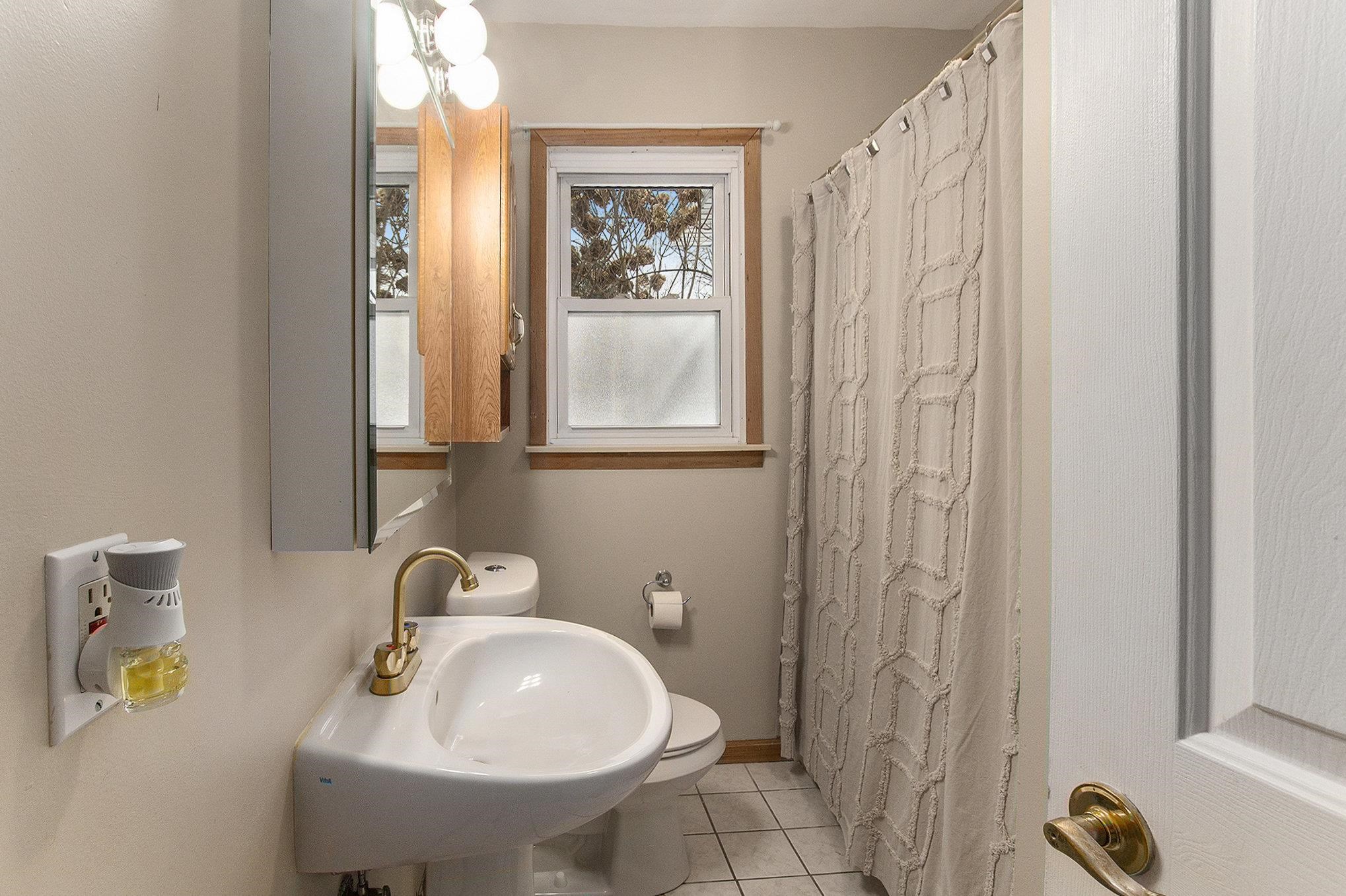 4503 North Vassar Road Flint, MI 48506 - Photo 18 of 31 50165913-b523ad33-a11f-423d-801a-72c3dc7c11cd.JPG