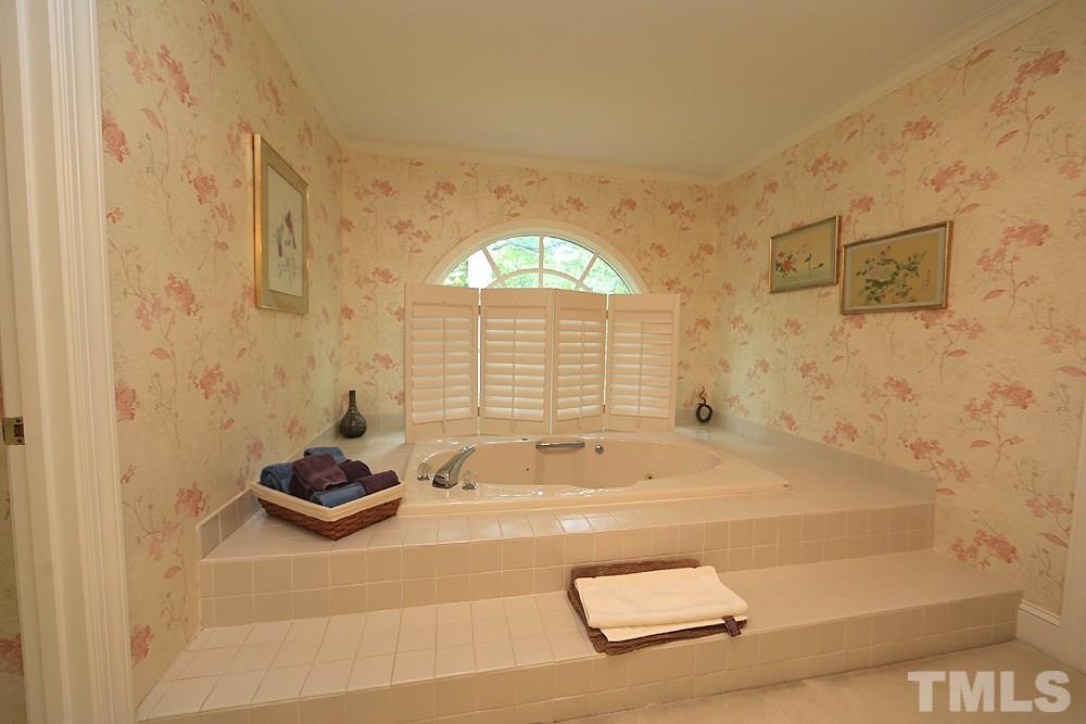 14408 Possum Track Road Raleigh, NC 27614 - Photo 13 of 25 Luxurious whirlpool tub and palladium window