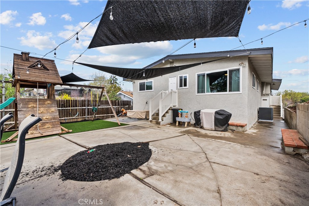25083 Wheeler Road Newhall, CA 91321 - Photo 45 of 46 a view of a patio with table and chairs under an umbrella