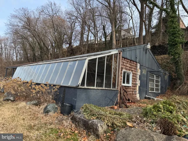 a view of a house with backyard and trees