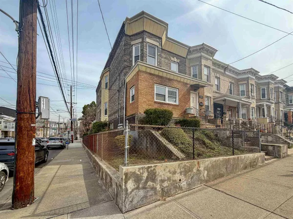 $2,600 | 130 Beach Street, Unit 2, Jersey City, NJ 07307