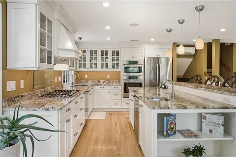 $1,395,000 | 31 Meadowbrook Drive, Barrington, RI 02806