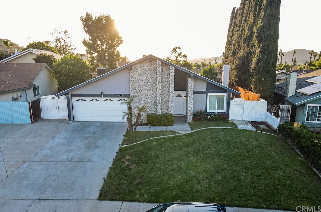 a view of a back yard of the house