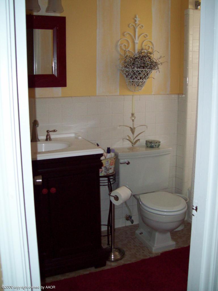 5516 Randolph Road Amarillo, TX 79106 - Photo 13 of 19 main bathroom