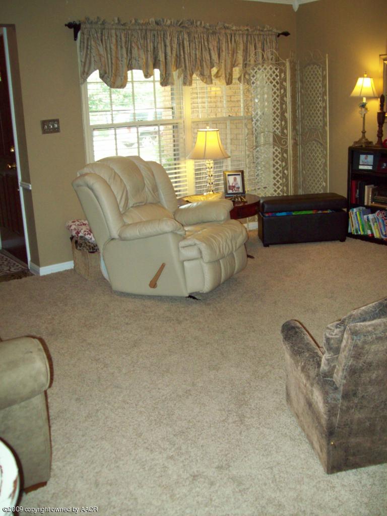 5516 Randolph Road Amarillo, TX 79106 - Photo 15 of 19 living area