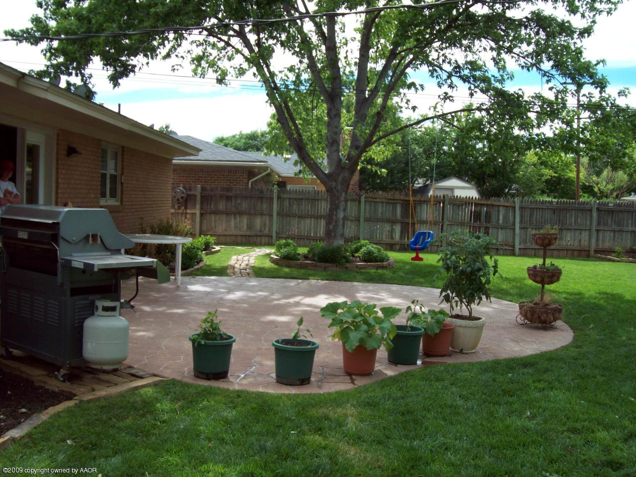 5516 Randolph Road Amarillo, TX 79106 - Photo 16 of 19 backyard