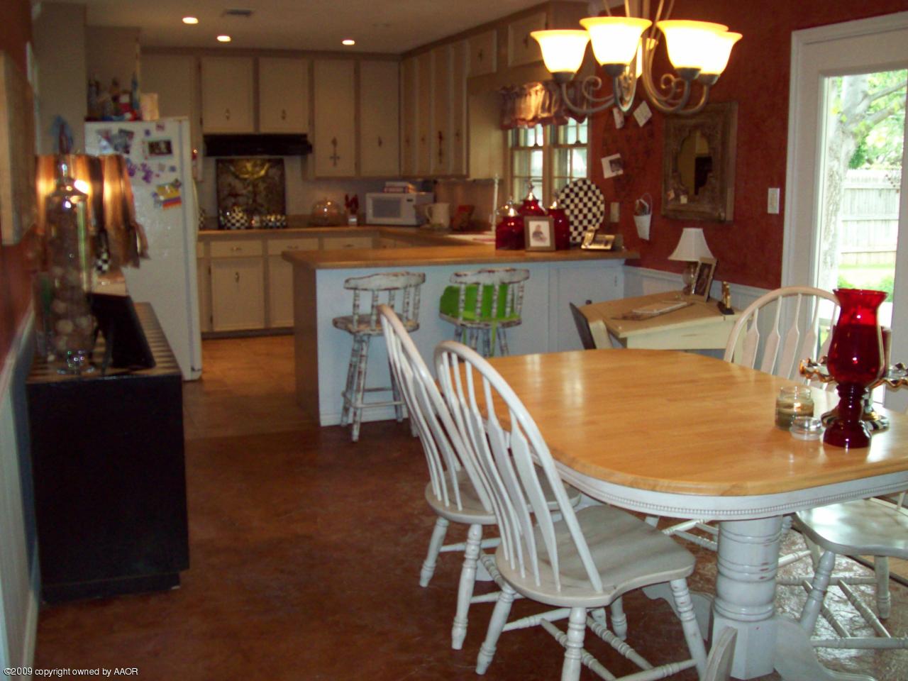 5516 Randolph Road Amarillo, TX 79106 - Photo 4 of 19 ktichen/dining area