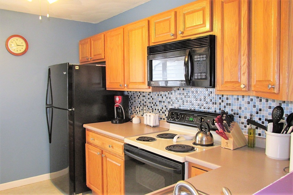 330 Sunderland Road, Unit 95 Worcester, MA 01604 - Photo 7 of 24 a kitchen with a refrigerator and a stove
