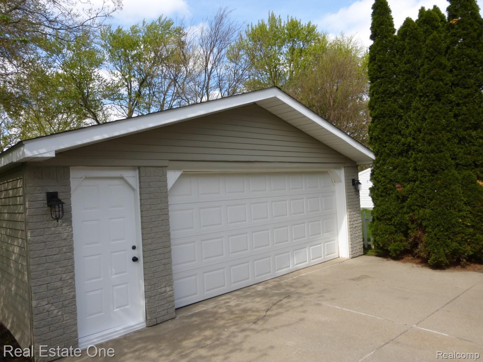 645 Hidden Ridge Drive Troy, MI 48083 - Photo 31 of 43 currently has an office space in the garage...
