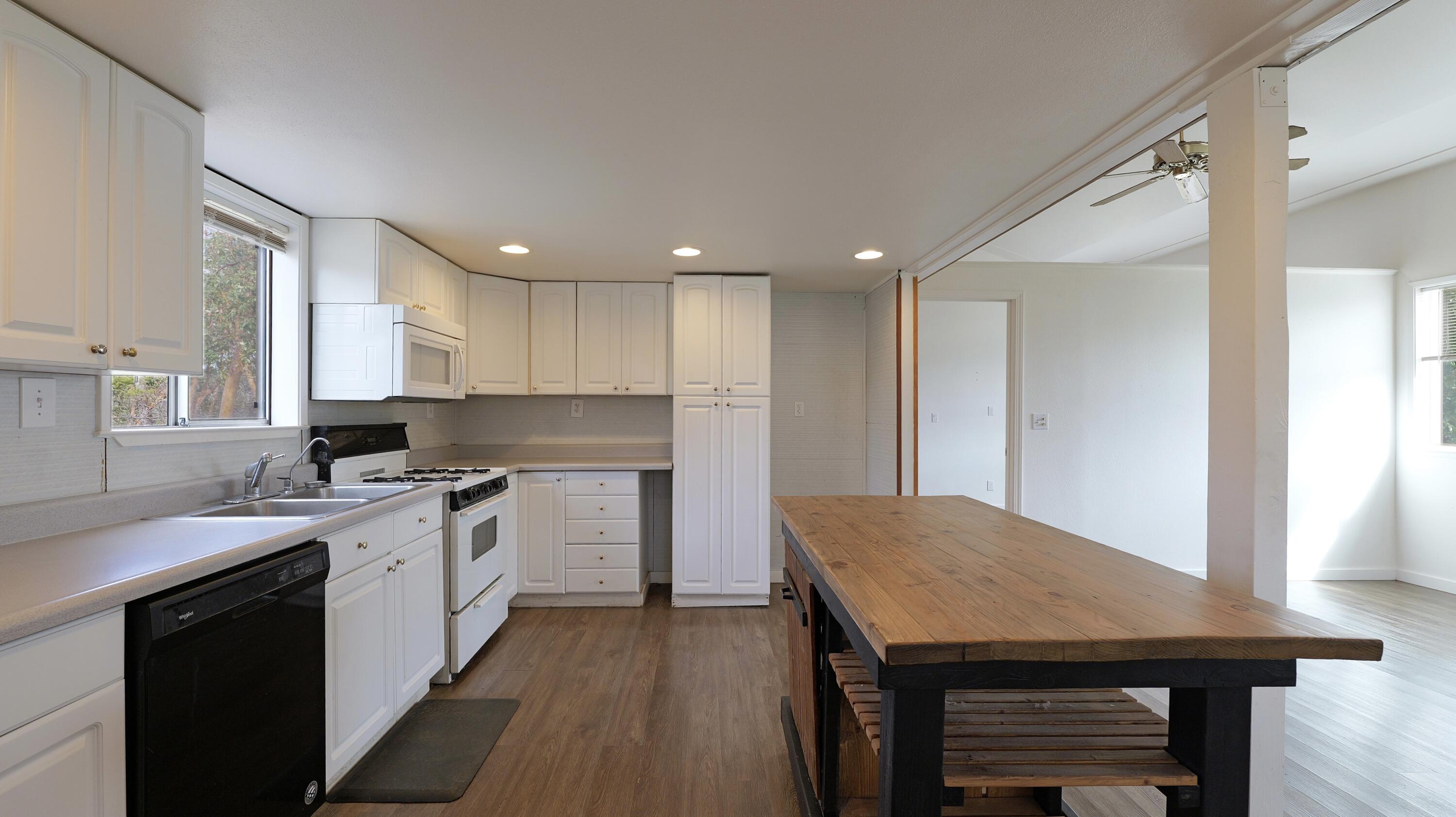 509 Derby Road Eagle Point, OR 97524 - Photo 12 of 49 Kitchen