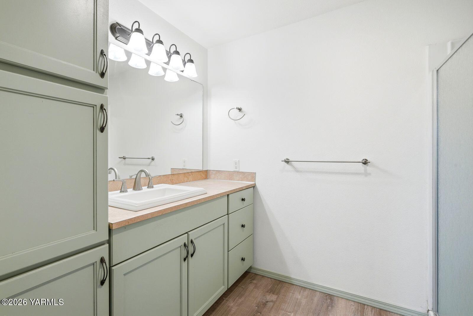 241 Knoll Road Yakima, WA 98908 - Photo 23 of 43 Primary Bath
