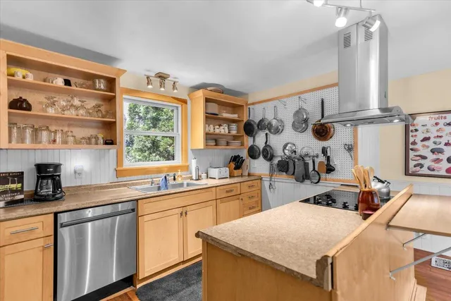 $640,000 | 10 Green Street, Castine, ME 04421