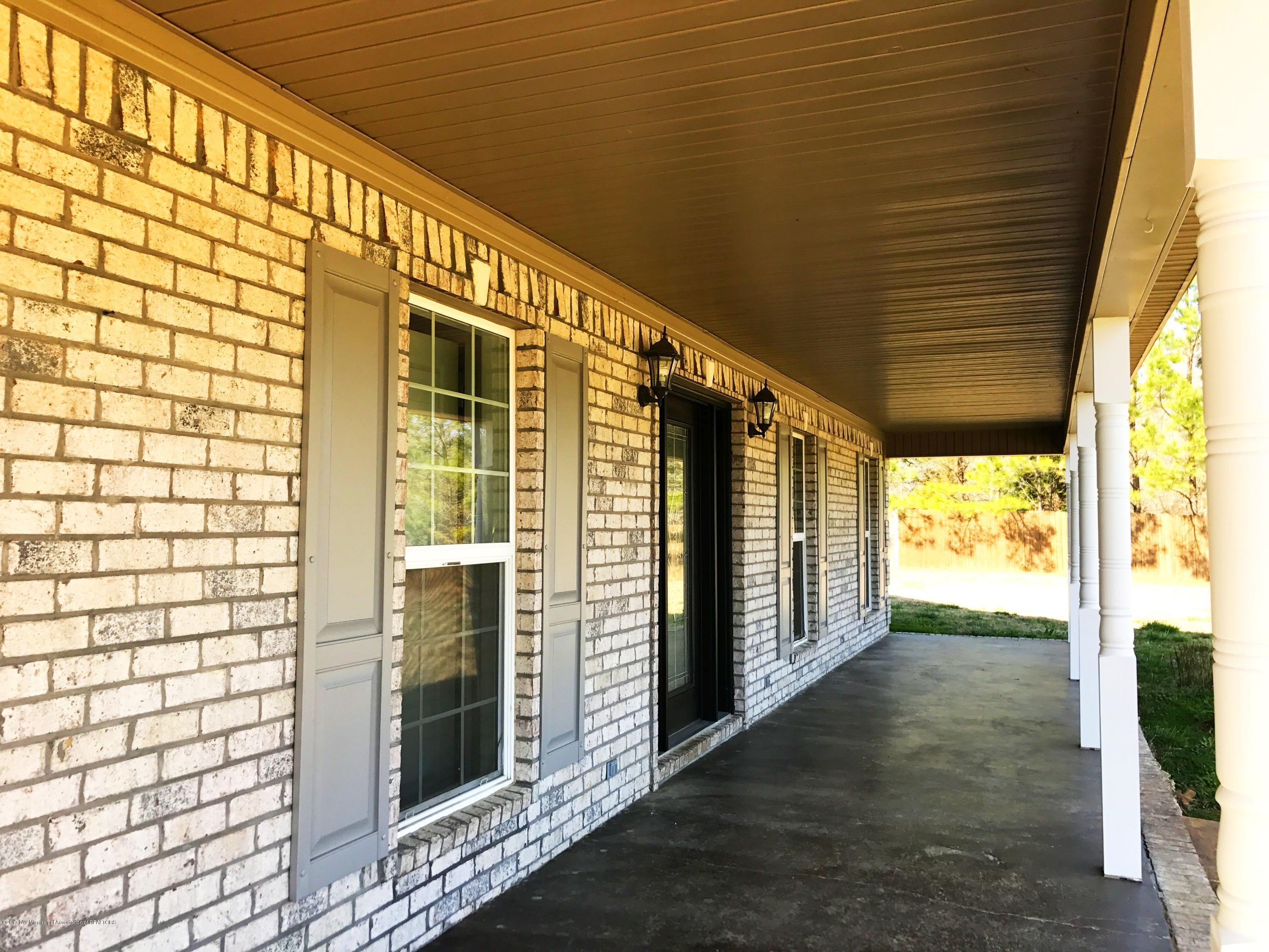 1797 Crouch Road Batesville, MS 38606 - Photo 12 of 45 IMG_2322
