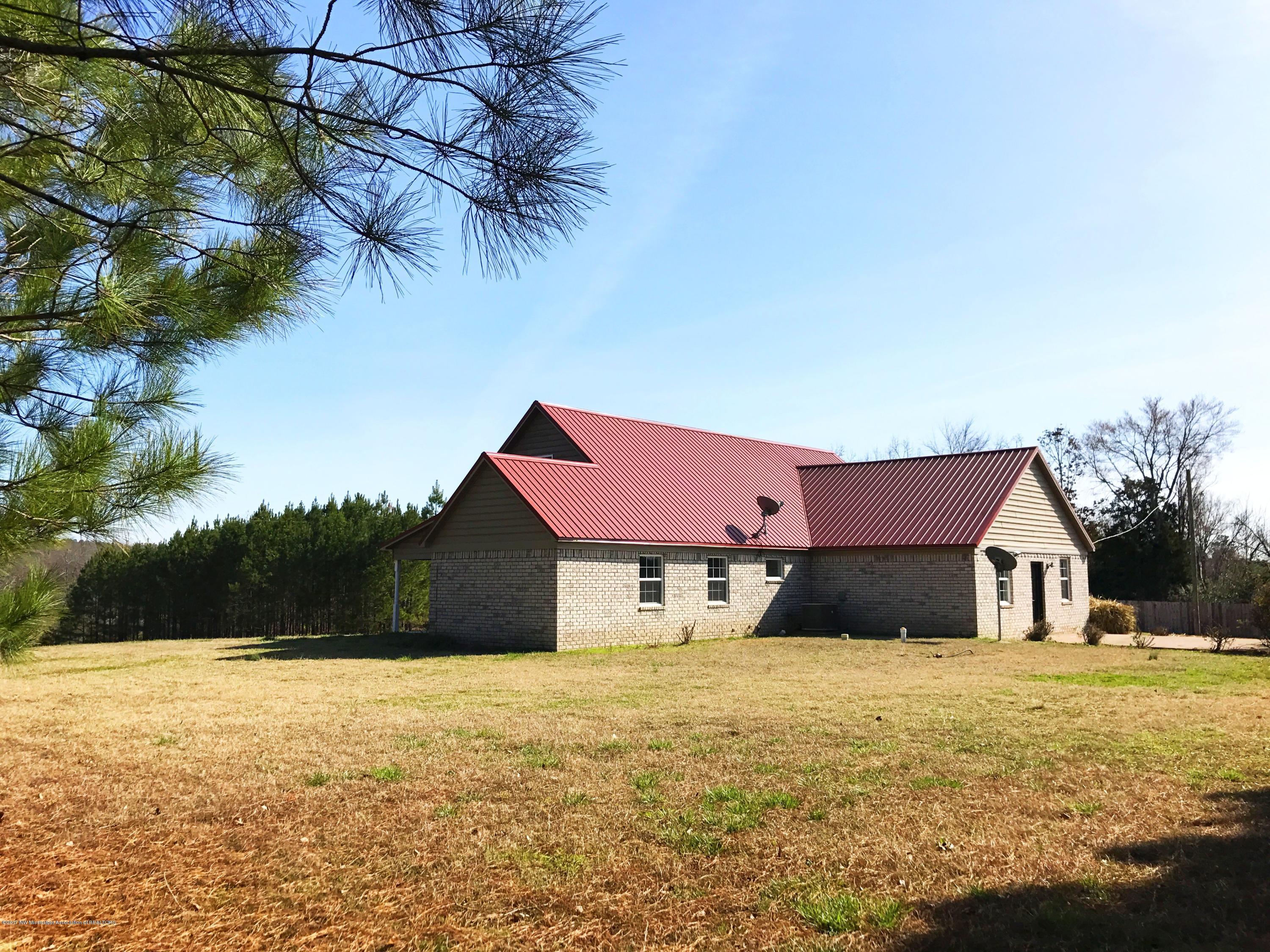 1797 Crouch Road Batesville, MS 38606 - Photo 9 of 45 IMG_2318