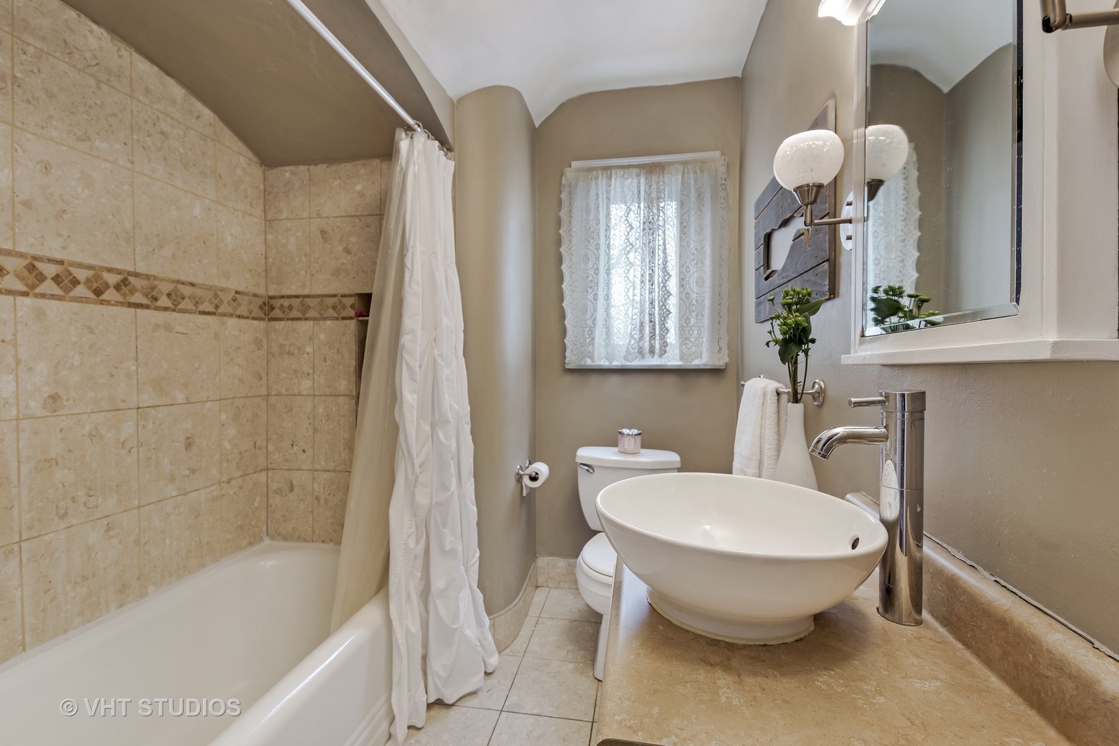 429 Shenstone Road Riverside, IL 60546 - Photo 10 of 16 a bathroom with a toilet a sink and bathtub