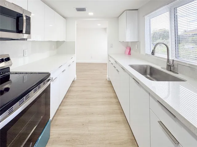 $275,000 | 648 West 10th Street, Riviera Beach, FL 33404