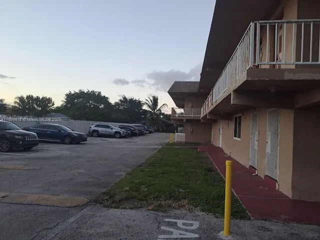 a view of a back yard