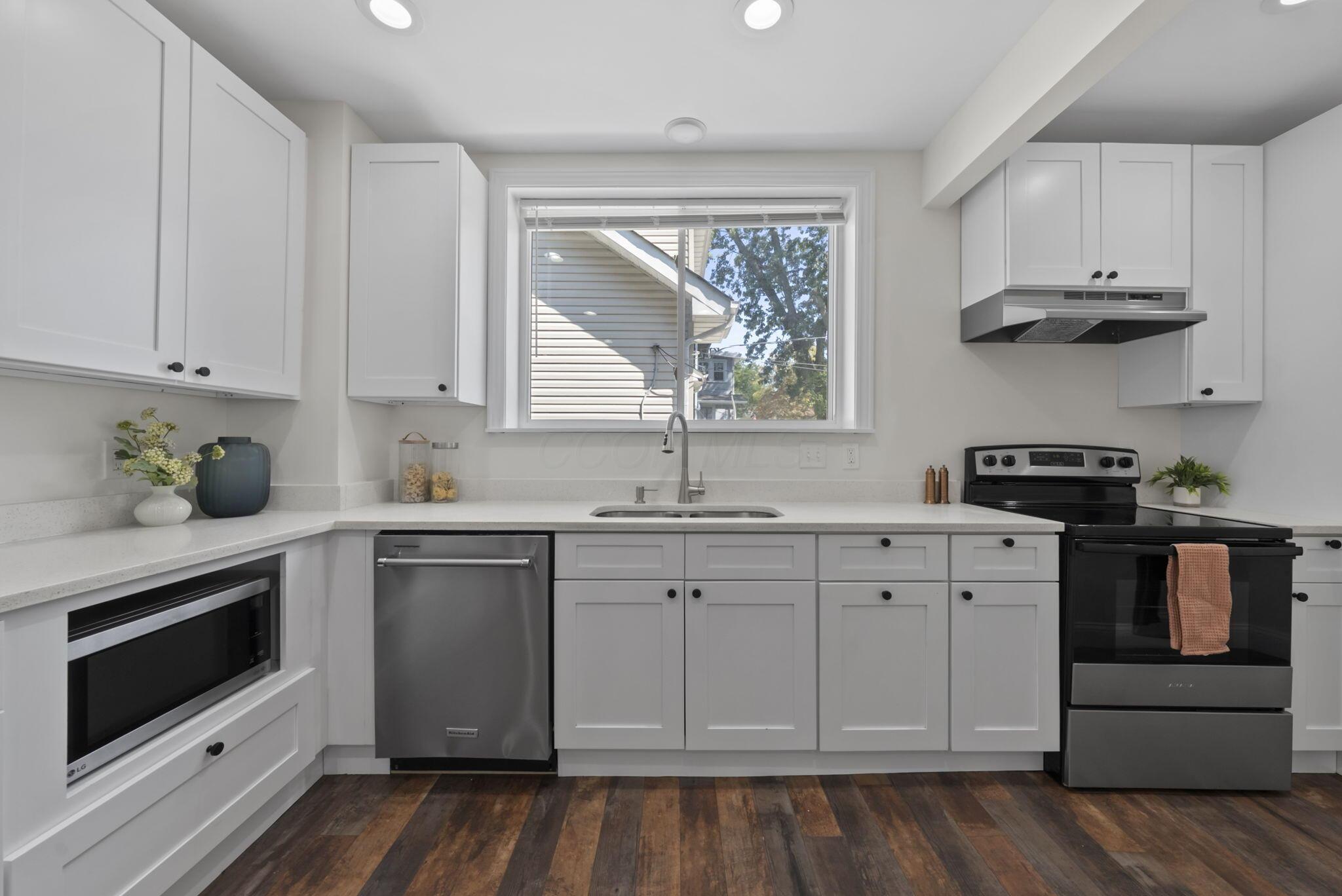 35 East Pacemont Road Columbus, OH 43202 - Photo 11 of 46 Kitchen