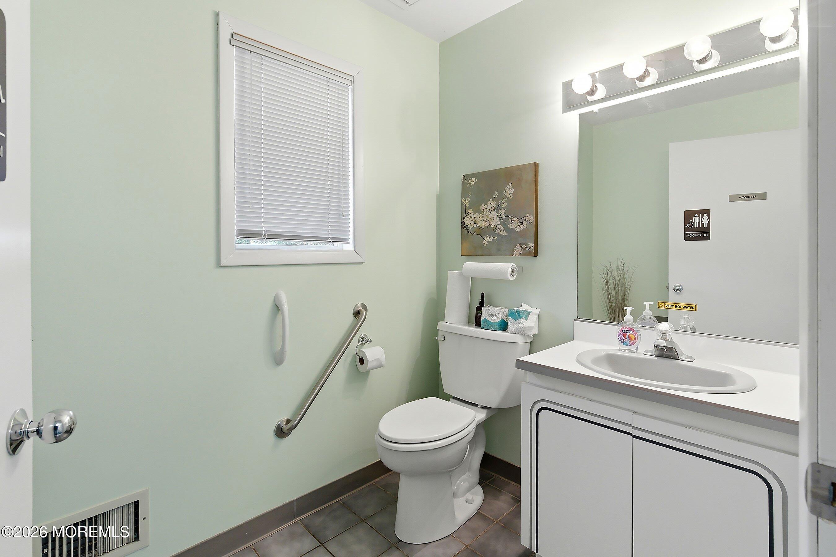 Hughes Drive Hamilton, NJ 08690 - Photo 40 of 46 35-Restroom