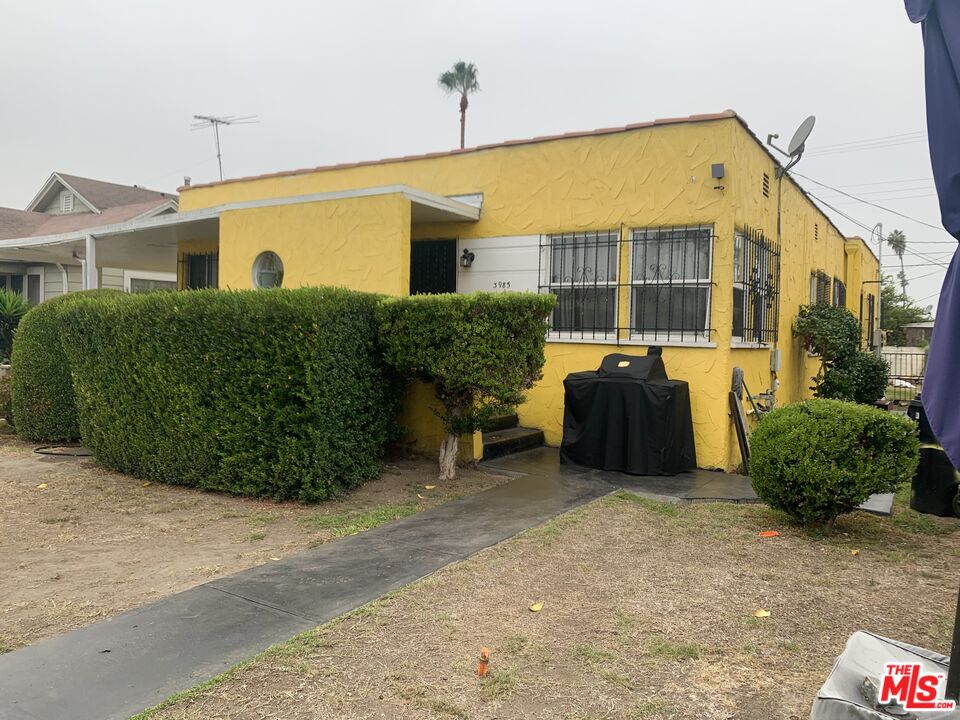 3983 South Van Ness Ave  