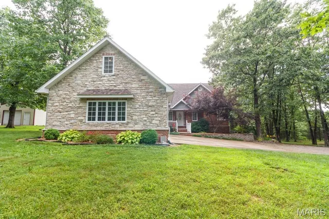 $379,900 | 20145 Providence Drive, Lebanon, MO 65536