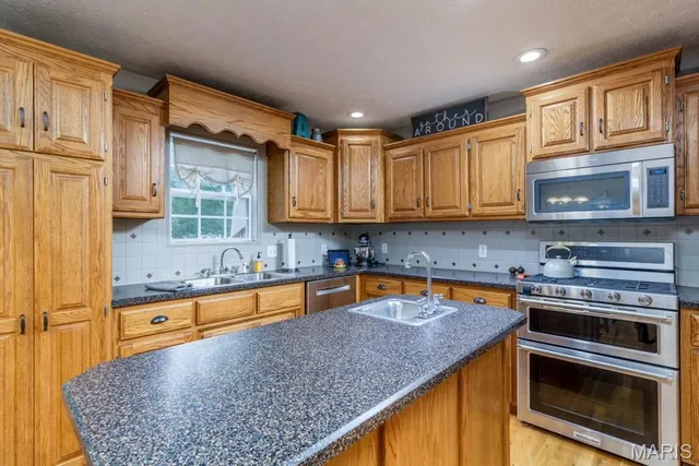 $379,900 | 20145 Providence Drive, Lebanon, MO 65536