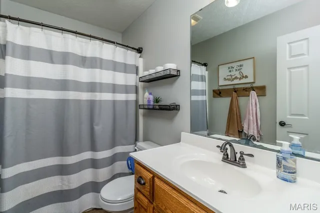 $379,900 | 20145 Providence Drive, Lebanon, MO 65536