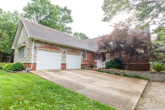 $379,900 | 20145 Providence Drive, Lebanon, MO 65536