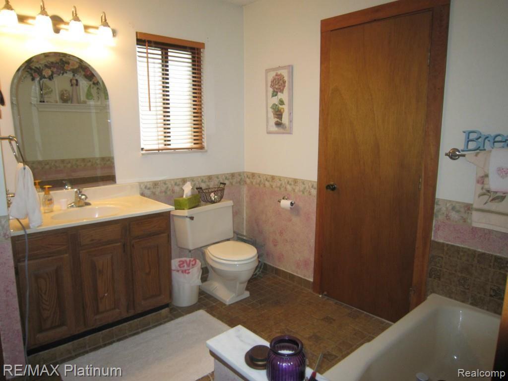 2774 North Tipsico Lake Road Hartland, MI 48353 - Photo 11 of 33 IMG_3298.jpg