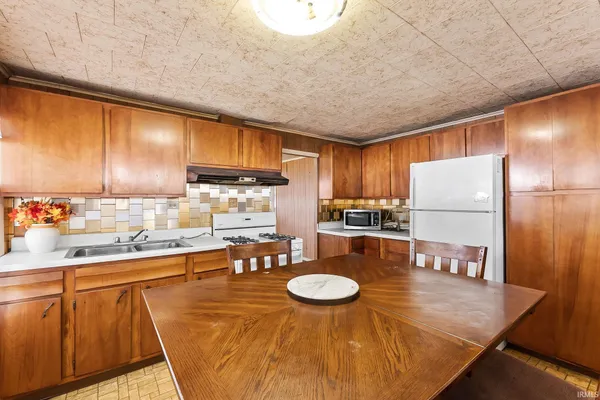 $314,900 | 7993 North Tippecanoe Drive, Walkerton, IN 46574
