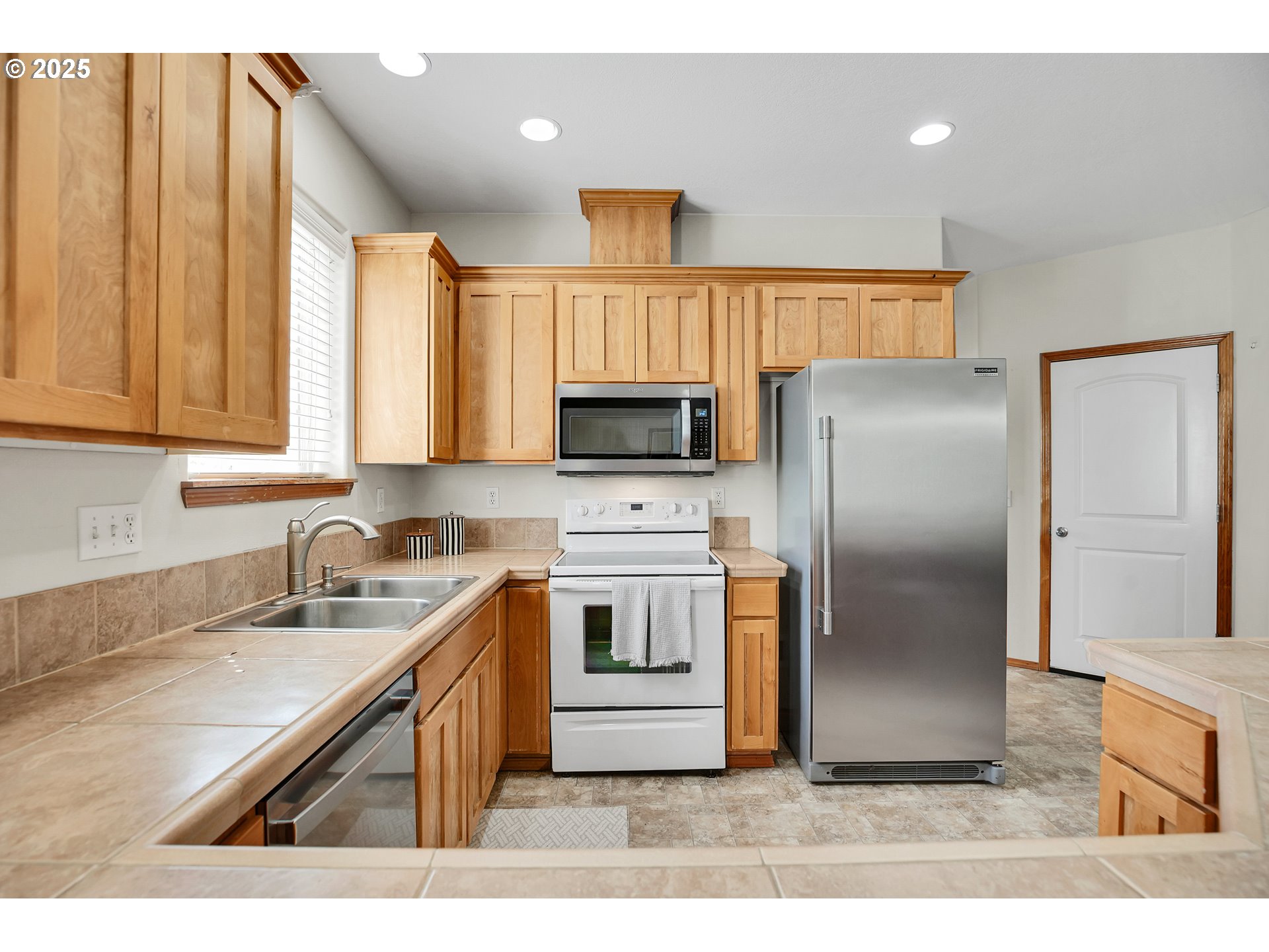 2227 Southeast 174th Avenue Portland, OR 97233 - Photo 11 of 42