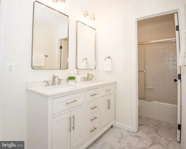 $1,000,000 | 4183 Whitlow Place, Chantilly, VA 20151