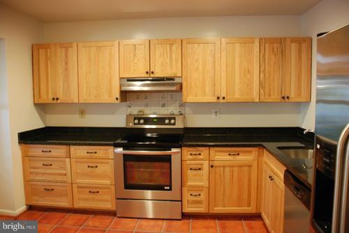 9000 Saffron Lane Silver Spring, MD 20901 - Photo 2 of 24 Kitchen