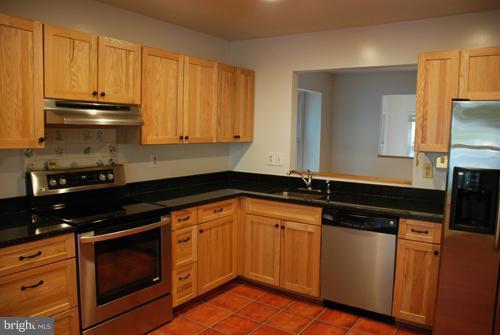 9000 Saffron Lane Silver Spring, MD 20901 - Photo 4 of 24 Kitchen