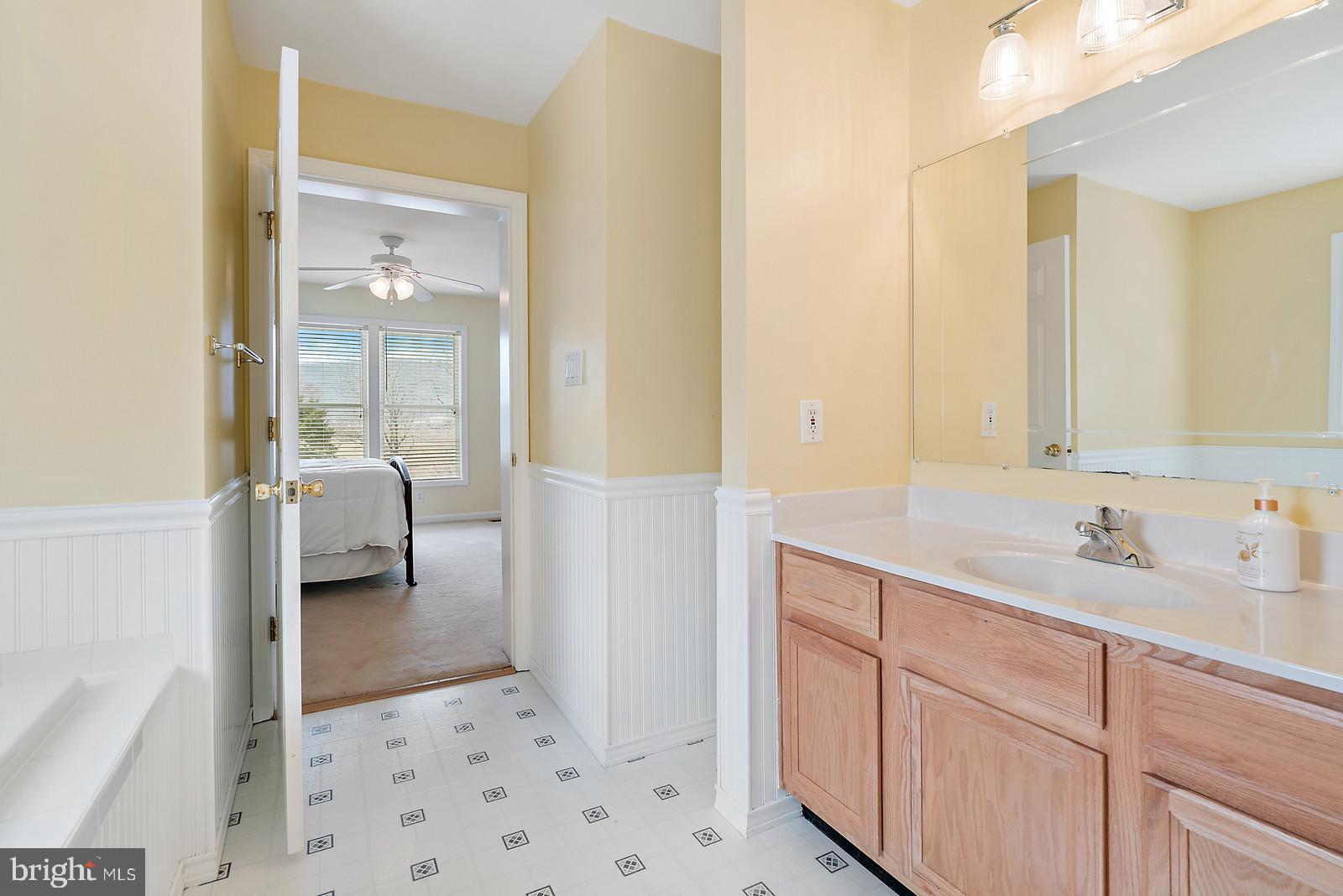 10399 Ada Road Marshall, VA 20115 - Photo 22 of 44 Main Level Master Bath