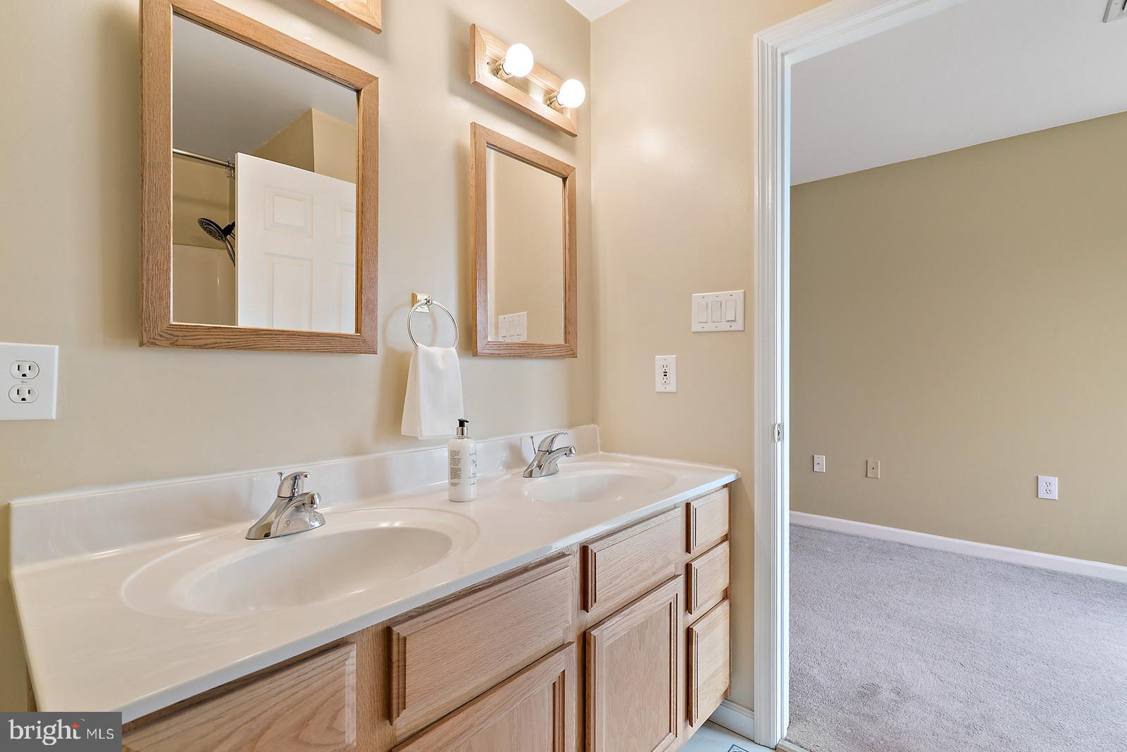 10399 Ada Road Marshall, VA 20115 - Photo 29 of 44 Upper Level Master Bath