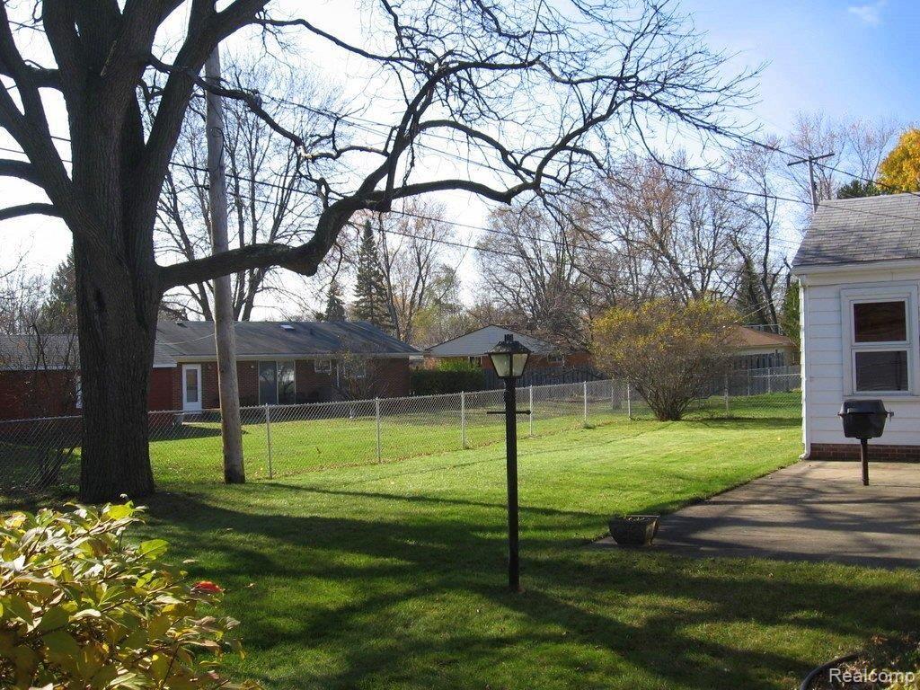 3951 Amherst Road Royal Oak, MI 48073 - Photo 22 of 24 Summer Shade!