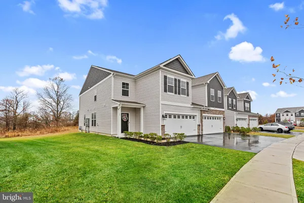 a view of an house with backyard and garden