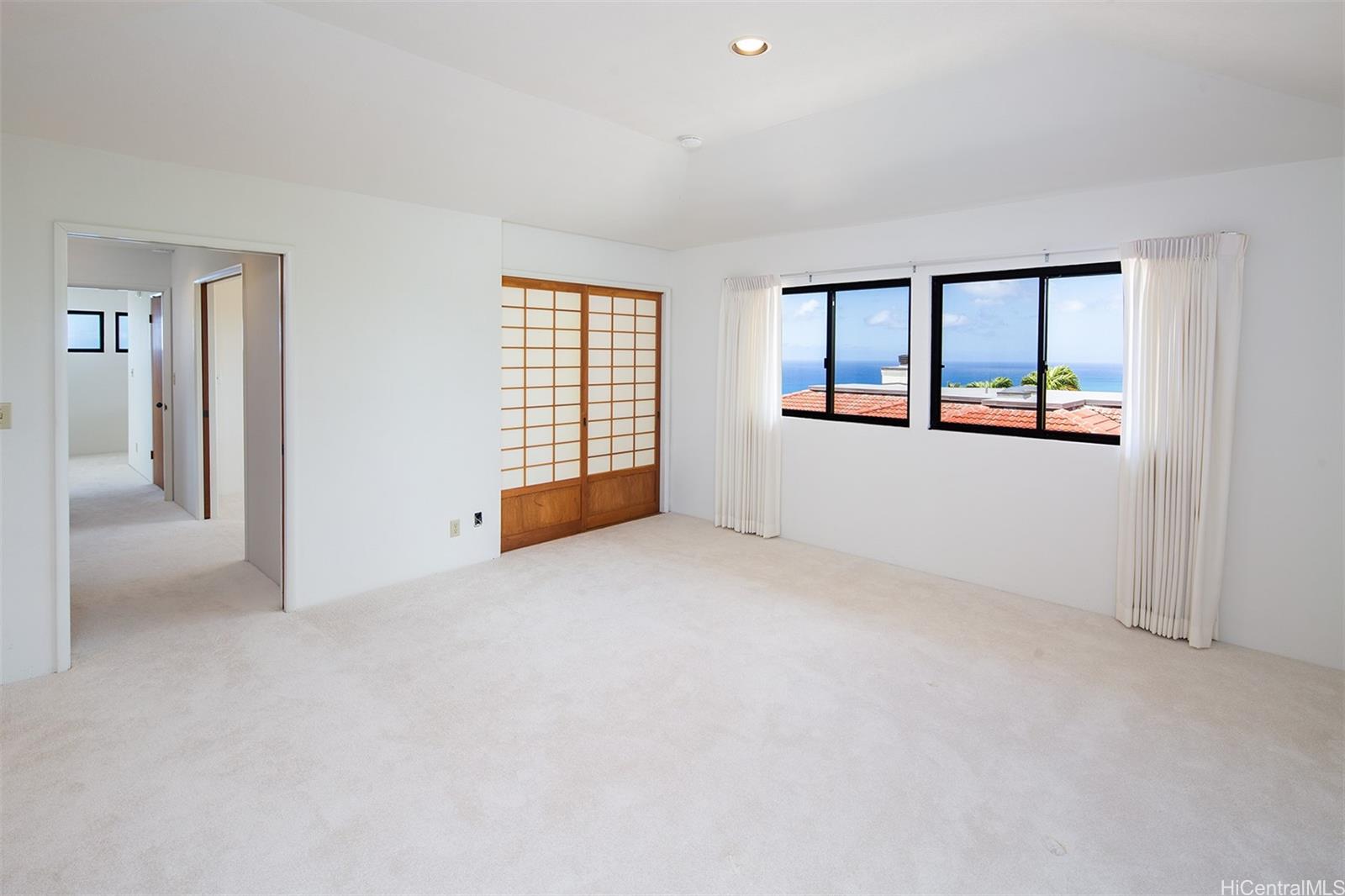 154 Maono Place Honolulu, HI 96821 - Photo 11 of 25 an empty room with windows